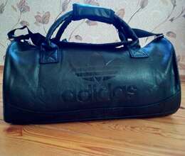 Təzə heç istifadə olunmamış qara rəngdə dəri idman çantaları satılır.