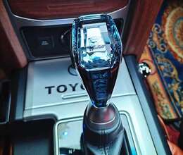 Toyota üçün kristal başlıq.