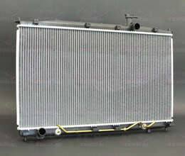 Nissan Sunny 2008 su radiatoru