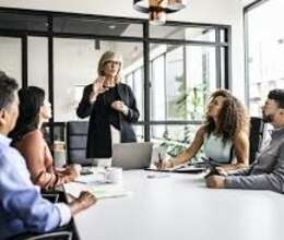 Menecer teleb olunur