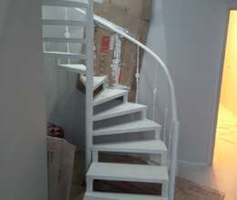 Dəmir pilləkənlər 