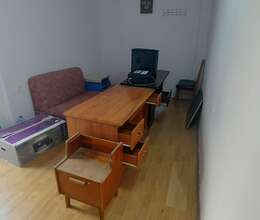 Üç ədəd ofis masası, divan və printer , keys satılır