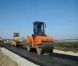 Asfalt işləri görülür.