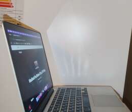 Apple  Macbook  satilir razilasma yolu ile