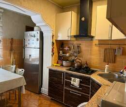 Xiyabani küşəsində 4 otaqlı mənzil satılır