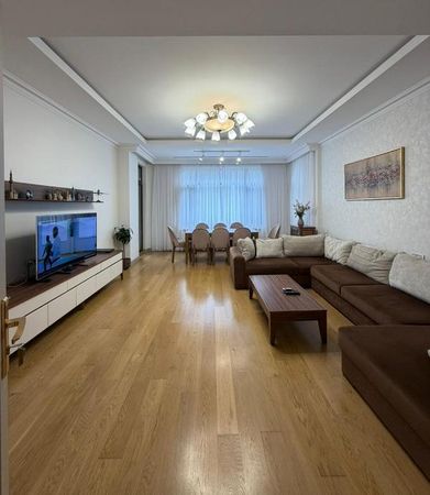 Gənclik m/s yaxın 3 otaqlı mənzil satılır