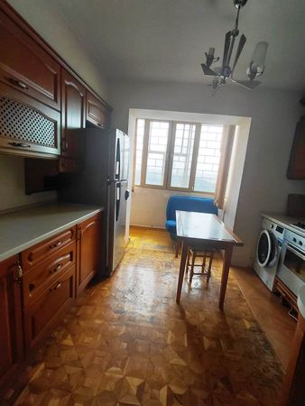 4-otaqlı Köhnə tikili, ARB TV və "Kaktus" restoranı yaxınlığında, 105 m²