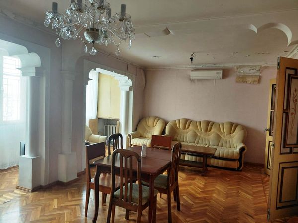 4-otaqlı Köhnə tikili, ARB TV və "Kaktus" restoranı yaxınlığında, 105 m²