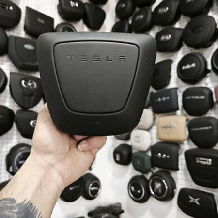 Tesla Cybertruck 2025 airbag