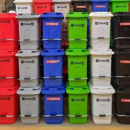 Plastik tullantı qabları