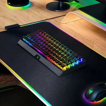 Mini mexaniki oyun klaviaturası "Razer BlackWidow V4"