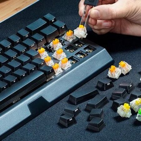 Mini mexaniki oyun klaviaturası "Razer BlackWidow V4"