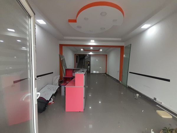 Obyekt, nizami metrosu, 230 m²
