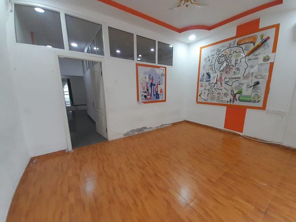 Obyekt, nizami metrosu, 230 m²