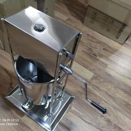 Kolbasa dolduran aparat