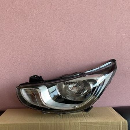 "Hyundai Accent 2011" farası