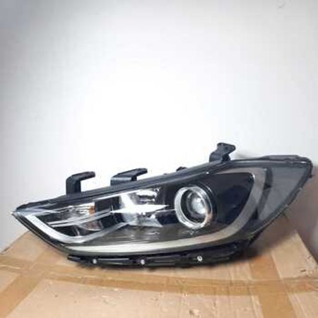 "Hyundai Elantra 2016" farası