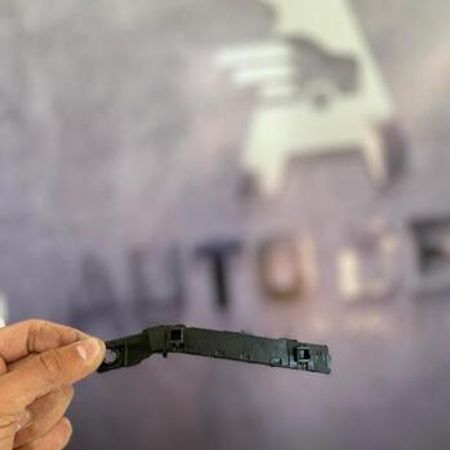 "Nissan Tiida 2008" ön kirşəsi