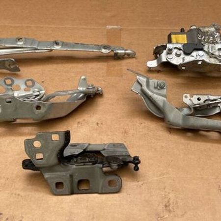 "Mercedes" kapotun petlələri