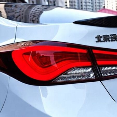 "Hyundai Elantra" LED stop işıqları