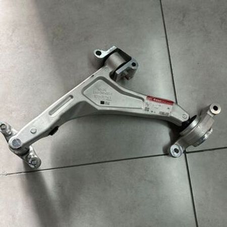 "Lixiang L6" rezin-metal oynaqları asqı qolu