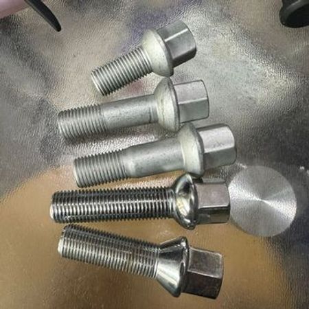 Təkər boltları Mercedes