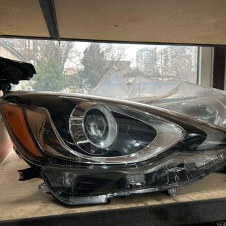 Toyota Aqua ön farası