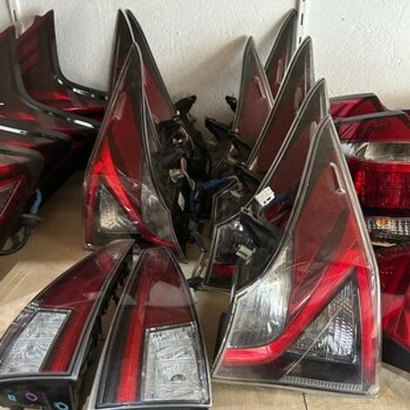 "Toyota Prius, Aqua Fielder, Nissan Note" arxa stop işıqları