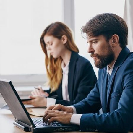 Ofis-menecer tələb olunur