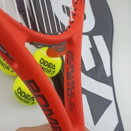 Tennis raketkası və topu Odea