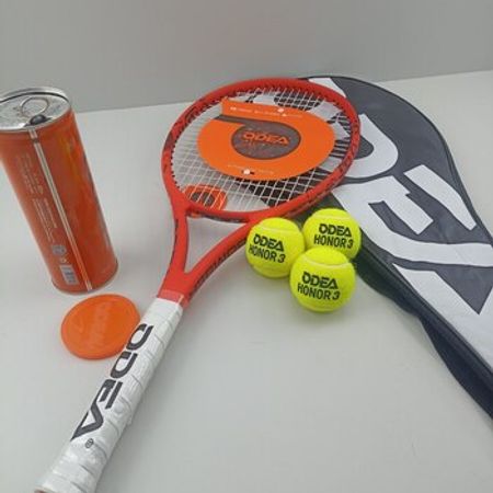 Tennis raketkası və topu Odea