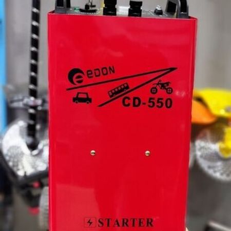 Akkumulyatoru dolduran şarj aparatı