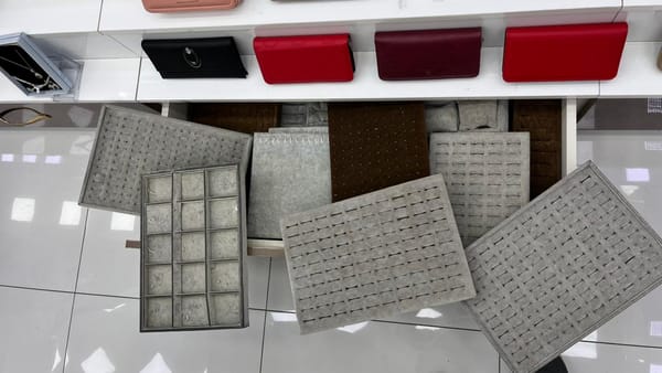 Bijuteriya vitrinləri və mebelləri