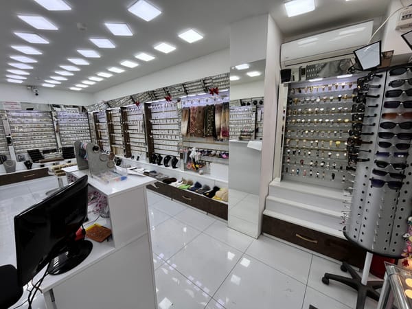 Bijuteriya vitrinləri və mebelləri