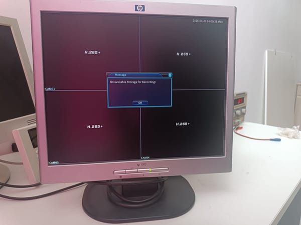 Müxtəlif markalı kompüter monitorları