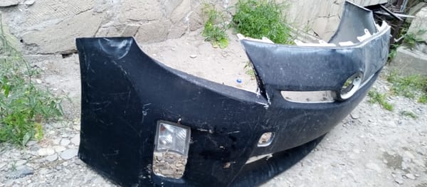 Bamper orginaldır bir iki yerdə çat yeri var vsyo