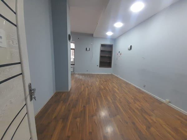 Obyekt, nizami metrosu, 220 m²