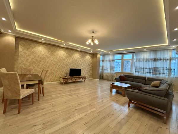 3-otaqlı Yeni tikili, 28 May küç, 173 m²