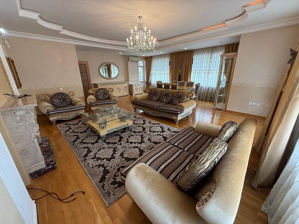 4-otaqlı Yeni tikili, Səməd Vurğun küç., 200 m²