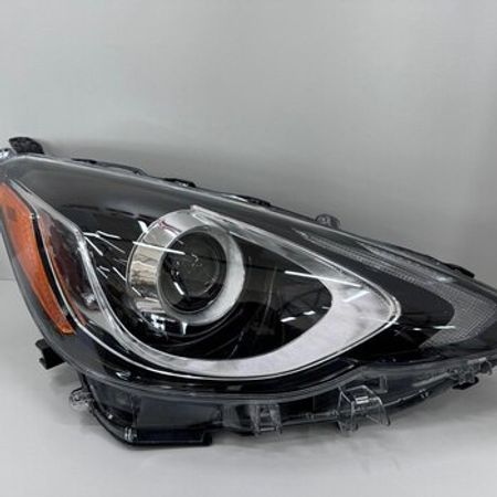 "Toyota Aqua 2016" farası