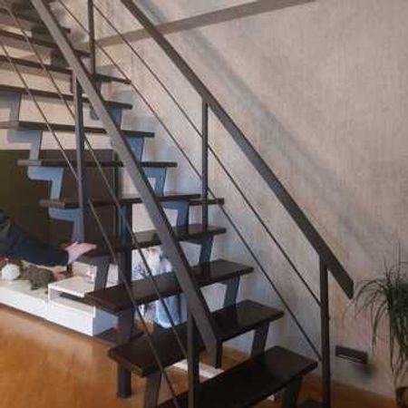 Metal lövhəli pilləkən