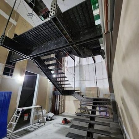 Metal konstruksiyalı pilləkənlər