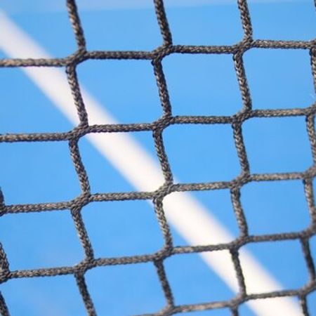 Padel tennis kortu – Süni ot, işıqlandırma