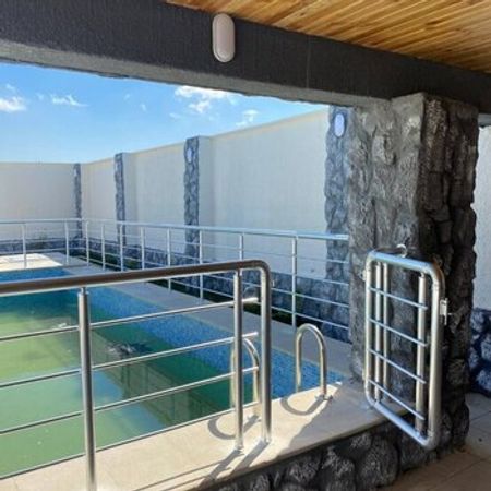 Hovuz kənarı məhəccər