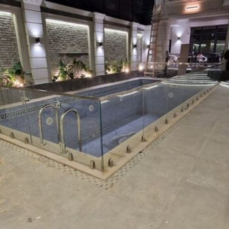 Hovuz kənarı məhəccər