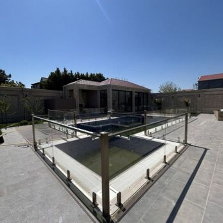 Hovuz kənarı məhəccər