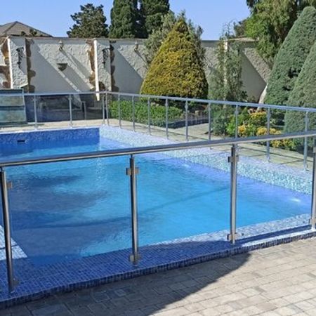 Hovuz kənarı məhəccər