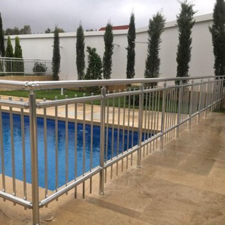 Hovuz kənarı məhəccər