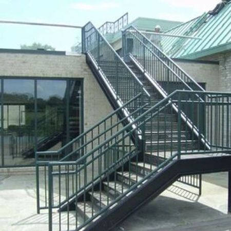 Metal pilləkən və məhəccərlər