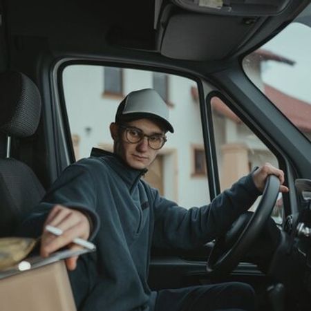 Sürücü-kuryer tələb olunur